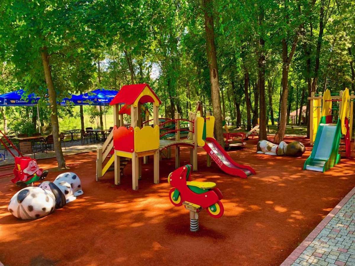 Sky Land Camping & Resort Cricova Exterior photo