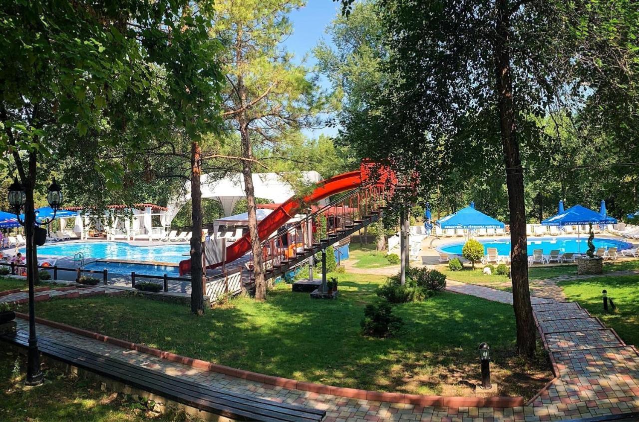 Sky Land Camping & Resort Cricova Exterior photo